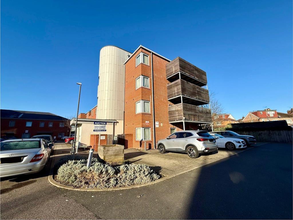 Lot: 114 - ONE-BEDROOM FLAT WITH BALCONY SITUATED IN CHADWELL HEATH. - Exterior photo of the block